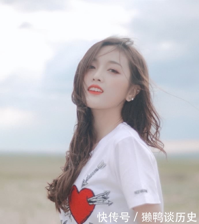 孟美岐吴宣仪谁的发展前景好,论能力肯定是她,网友:过于真实