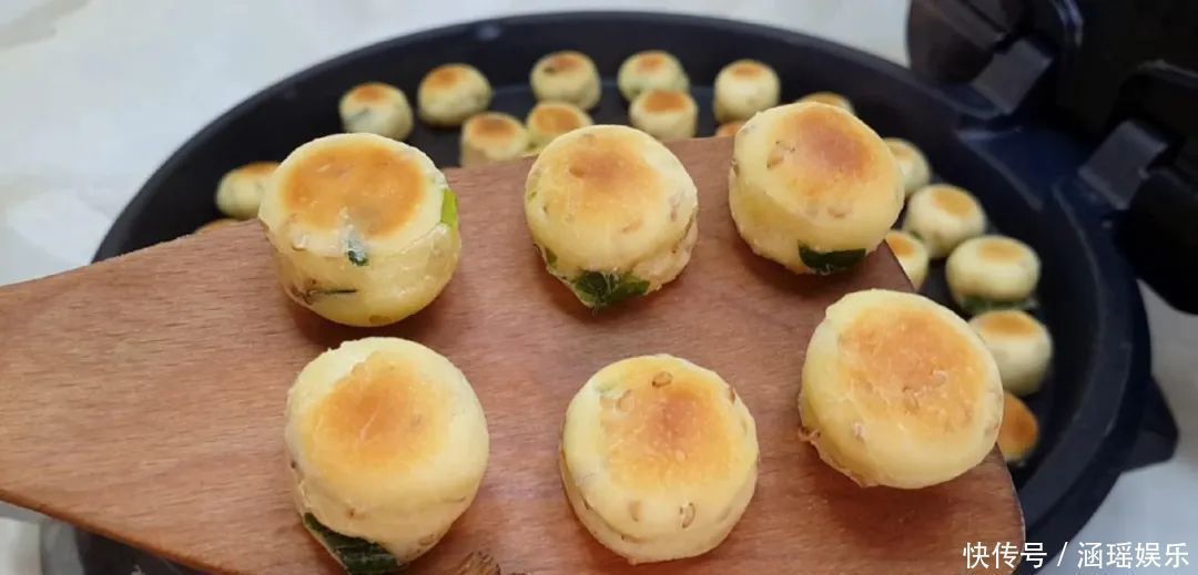 早餐别吃包子了,面粉中加2个鸡蛋,不蒸馒头不烙饼,出锅太香了