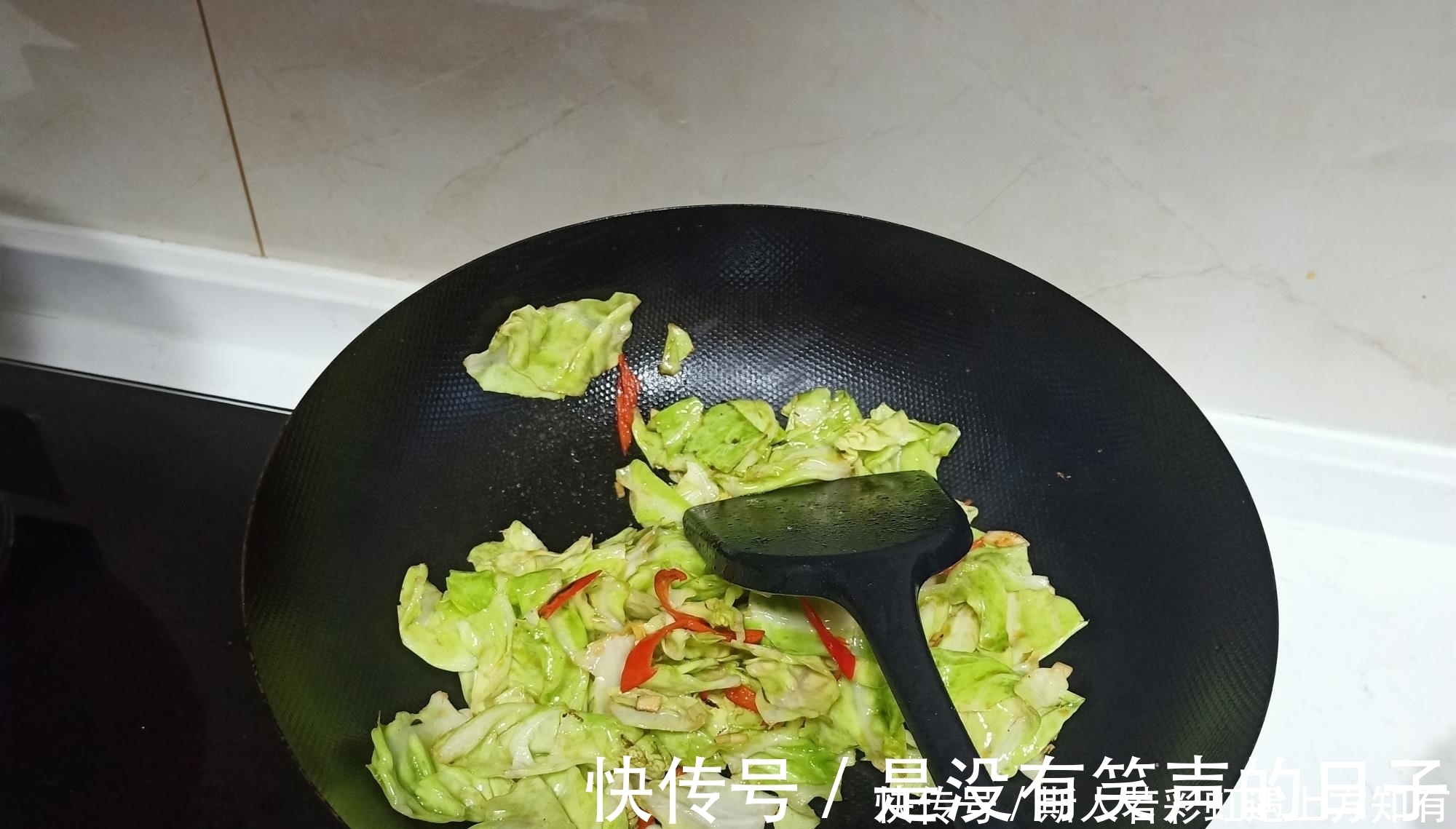 儿子|儿子不在家，老两口晚餐3个菜只花10元钱，网友：太会过日子了