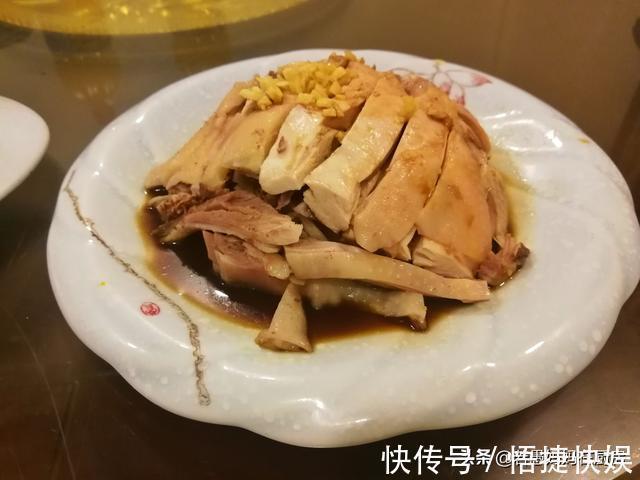 8道凉菜，15道热菜，农家院的团圆饭总花费588元，网友说：太值了