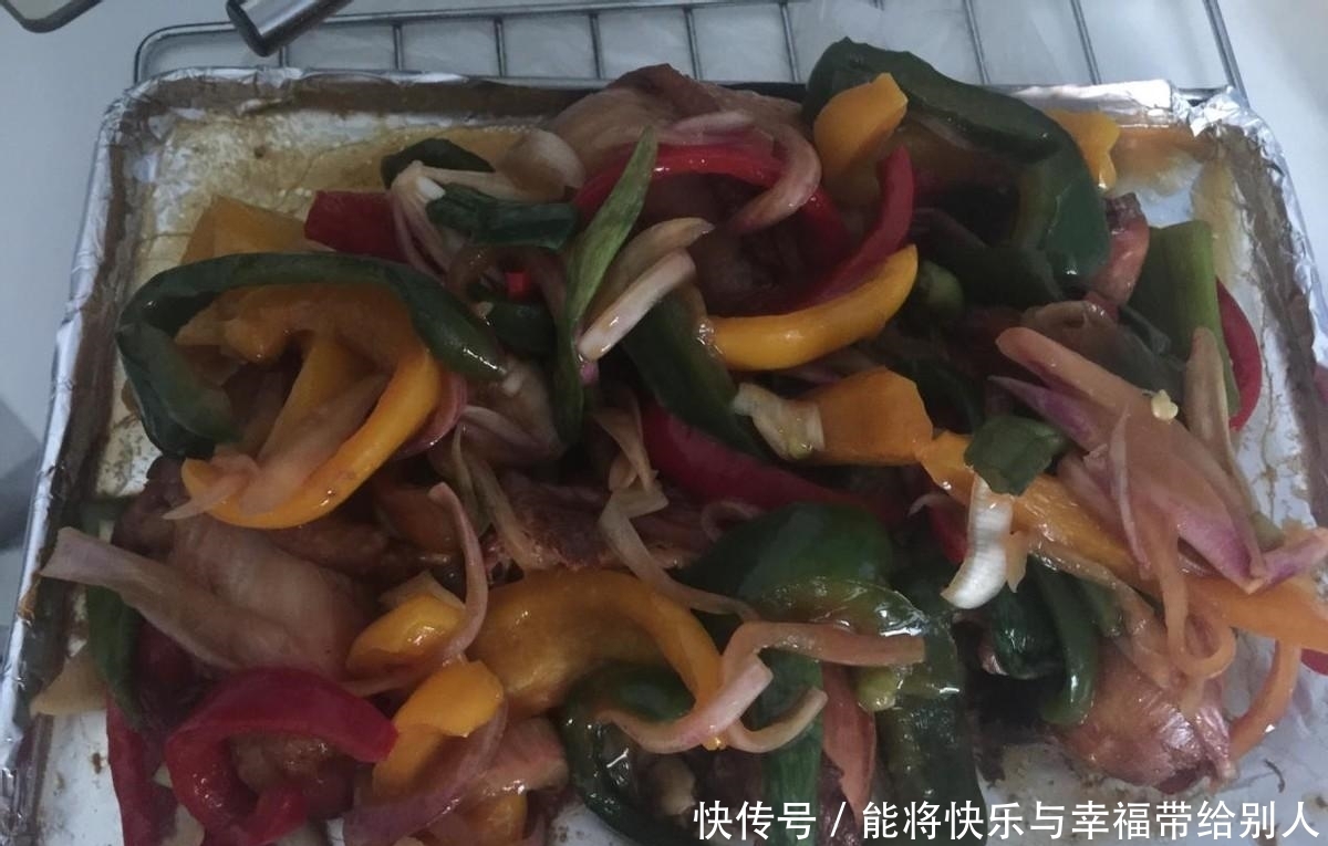 好吃到舔盘的椒味鸡腿,刚烤好,满屋都是香味,全家都爱吃