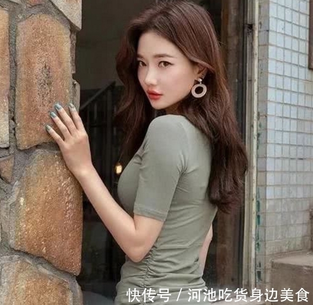 小姐姐|街拍小姐姐身材丰满,时尚穿搭气质动人,女神范儿十足