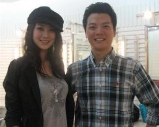 零点报时出误差,任鲁豫5次拿起话筒拯救大局,从配角到C位,他值得!