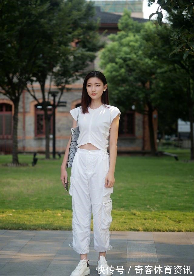 条纹裤 时尚博主的“露腰穿搭”真实用,洋气个性又显瘦,微胖女孩也能穿!