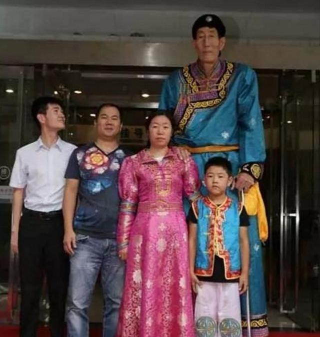 更上一层楼|“中国第一巨人”鲍喜顺不听劝阻,57岁执意生子,孩子如今咋样