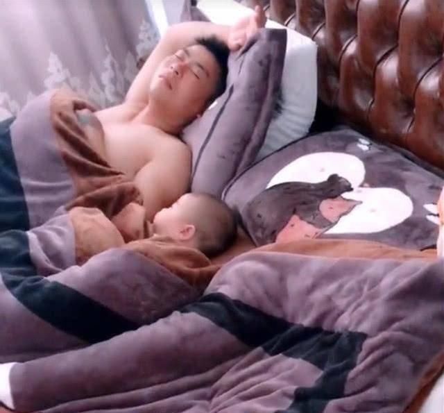 老公|爸爸哄宝宝睡觉自己先睡着了,还用鼾声干扰,而宝宝的举动太萌了