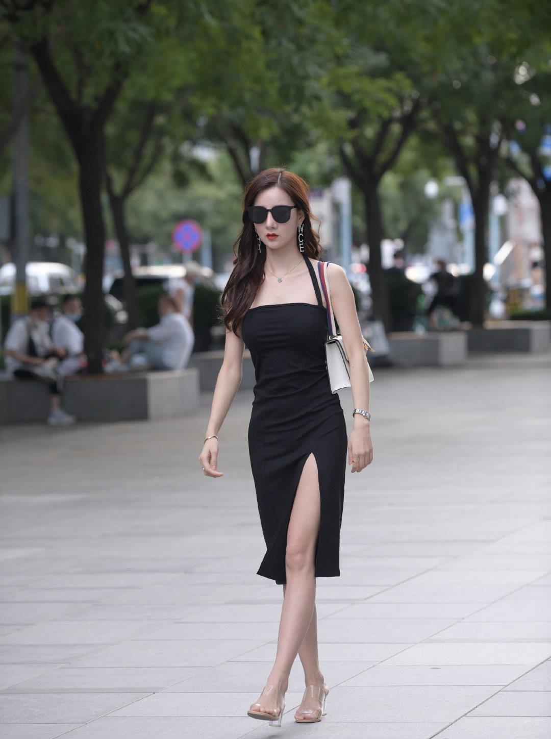 没有“小肚腩”才能穿的一款裙子,时尚又大方,高档的感觉真好!