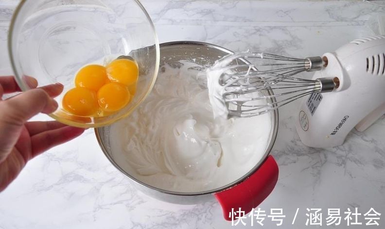 蜂蜜蛋糕|四个鸡蛋一碗面粉，做出妈妈爱吃的蜂蜜蛋糕，的确是小时候的味道