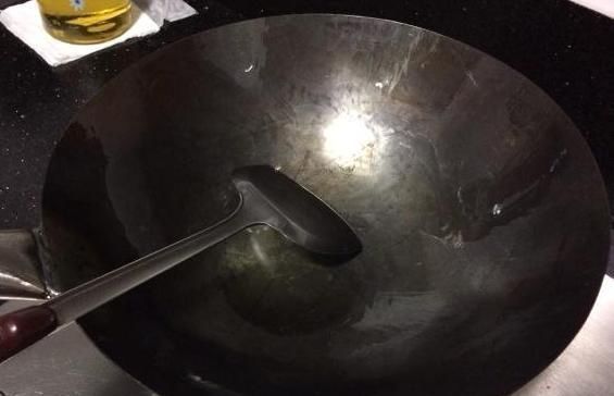 现象|新锅不要直接用,大厨教你正确“开锅”,使用寿命长,炒菜不粘锅