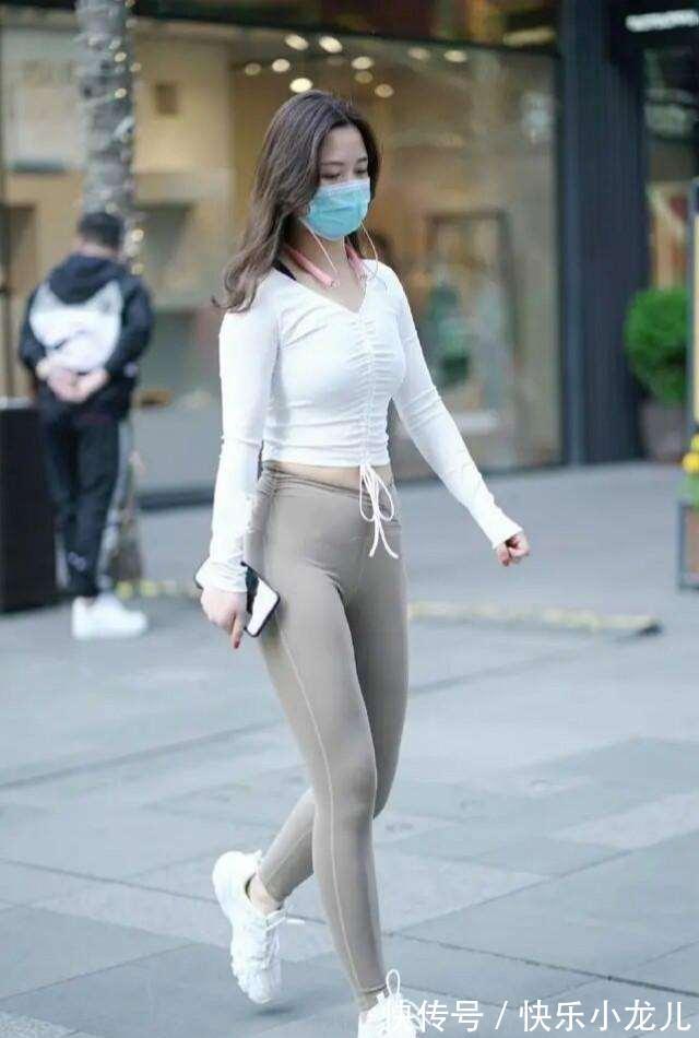 半身裤 白色美背吊带搭配蓝色复古打底裤,让人眼前一亮,简约时尚