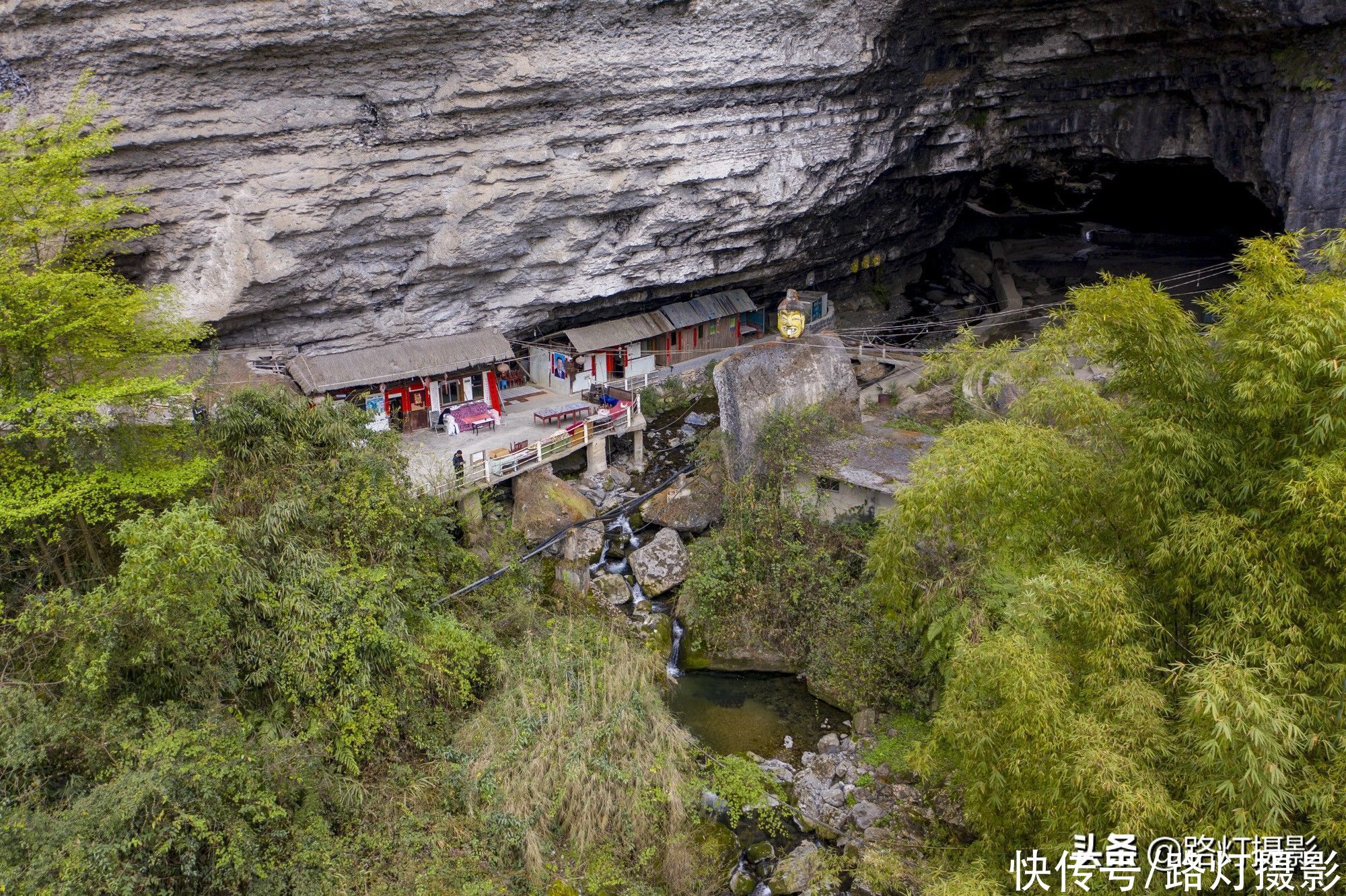 羡慕！贵州老人的“神仙”生活，隐居山洞17年，花500万建桥修路