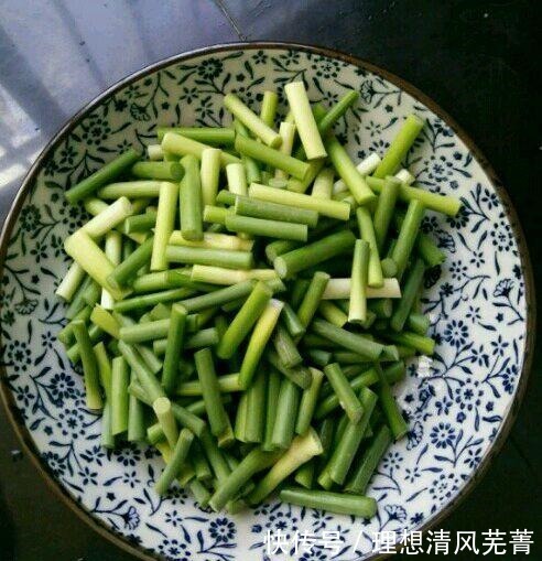  颜色|炒蒜薹时，直接炒是不对的，多加1步，炒好的蒜薹颜色翠绿味道好