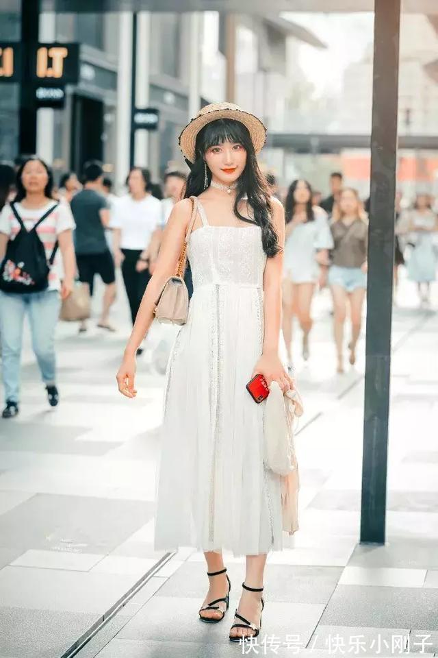 裙摆 修身的白色t恤裙,简约款式加上纯净颜色,看上去青春靓丽