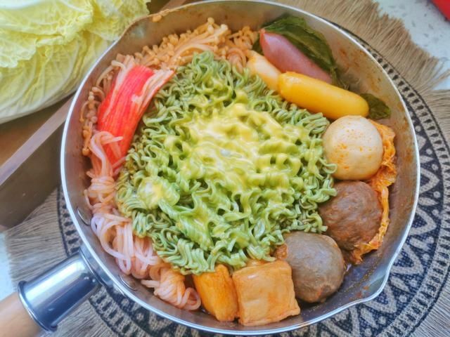 10分钟做一锅懒人部队火锅，不用等无油烟，太适合冬天吃了