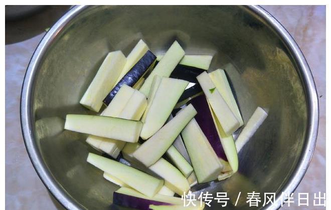 入味|茄子最下饭的做法，软烂入味，不炸不煎，5分钟就做好，超好吃
