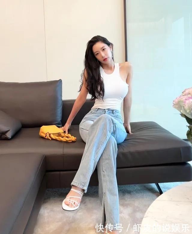 实力 颜值与实力并存的克拉拉,穿白色上衣搭配牛仔裤超有魅力