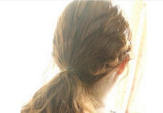 美女|女生好看卷发发型如何扎,真人示范美女卷发教程