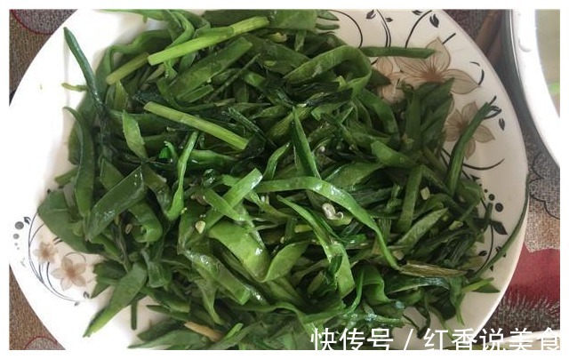 带儿子回老家过中秋，婆婆特意做一桌菜招待，饭后孩子举动很暖心