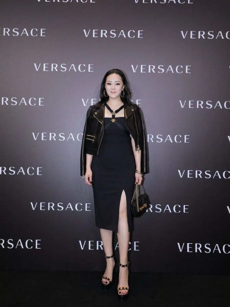 章小蕙|章小蕙才是“不老女神”,一身红色穿搭潇洒霸气,一点不像58岁