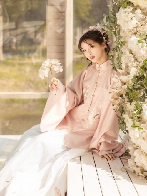 最近流行一种“初恋风”汉服，温柔又清新，直男看了也心动
