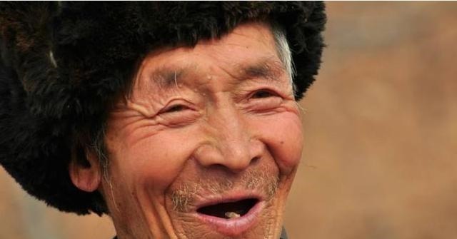 家父@老农拿祖传宝刀鉴宝,专家看到四个字敢问家父是!