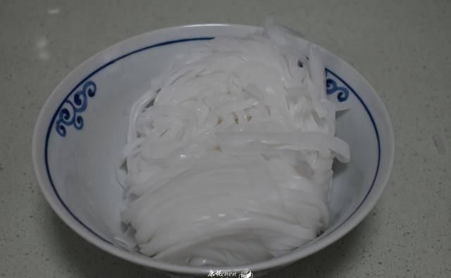  10分钟就能做好这早餐，鲜美又营养，一大碗吃个精光，解馋又管饱