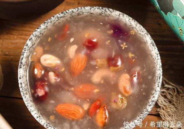 藕粉|李子柒还原坚果藕粉制作过程,从荷塘采藕开始