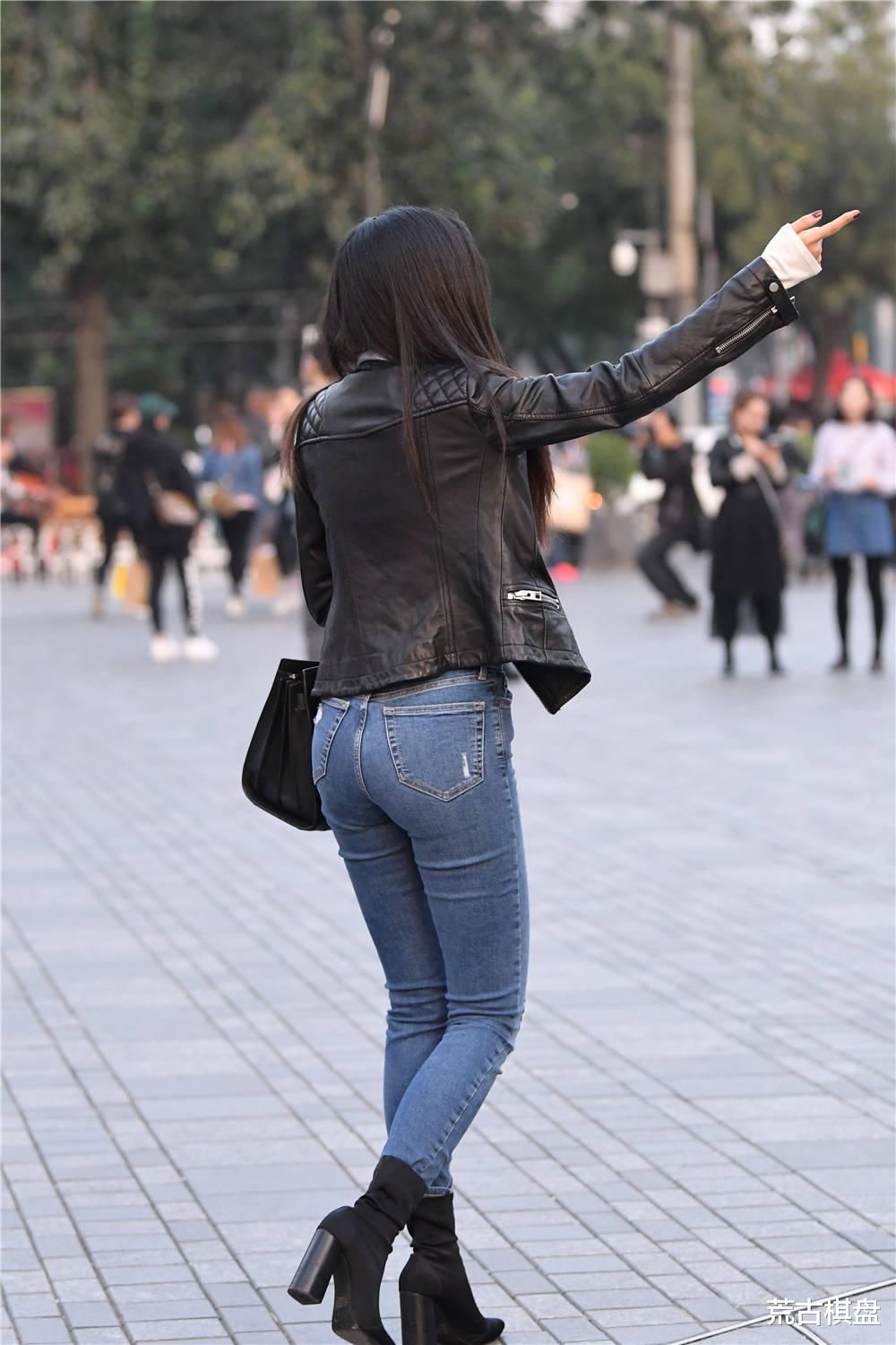 紧身牛仔裤，搭配粗高跟短靴，苗条身材的春季穿搭