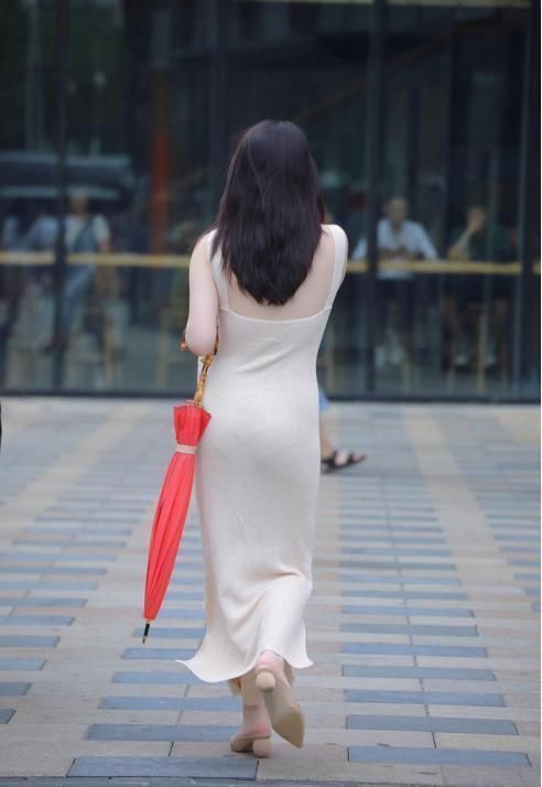 美丽的人,穿搭也是很好看的,背影更好看吧