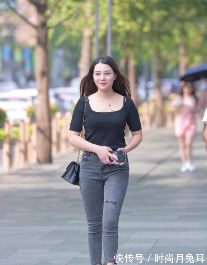 牛仔裤|早秋装扮，牛仔裤惹人偏爱，让你简单搭配就足够休闲靓丽
