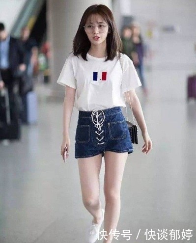 白色|刘浩存身穿黑色短裤,搭配白色内搭,一双大长腿格外抢眼