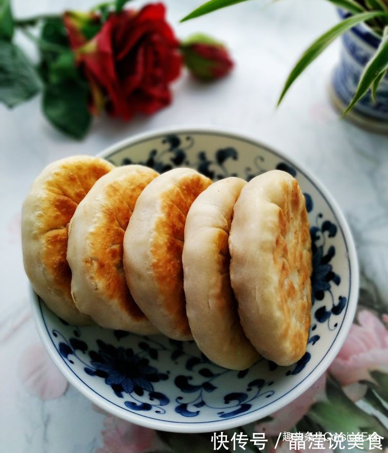 胡萝卜香菇馅饼，颜色金黄，咬一口味道鲜美，香味扑鼻