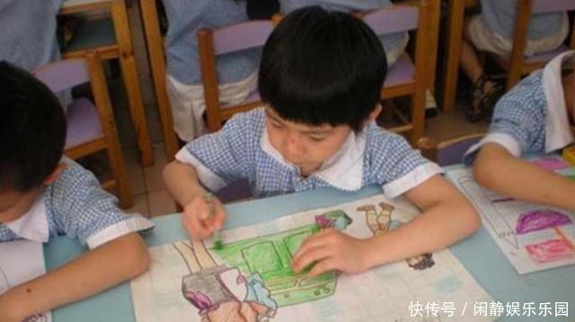 幼儿园老师让学生画自家车标，交作业后，老师的态度让妈妈不适