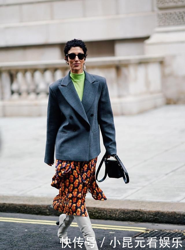 出彩|三四十岁的女人,秋冬穿碎花单品会更加出彩,时髦减龄又有气质