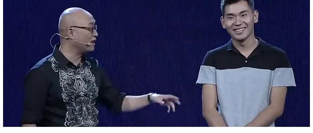 小伙刚上场就被灭22盏灯，直接当场甩脸：你们都灭灯了还举什么手