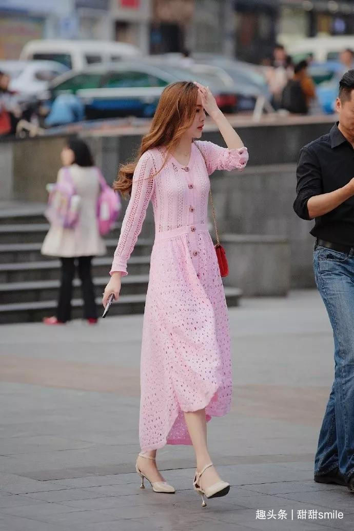 美女脚上搭配一双尖头的白色高跟鞋，走起路来的姿态犹如女神一般