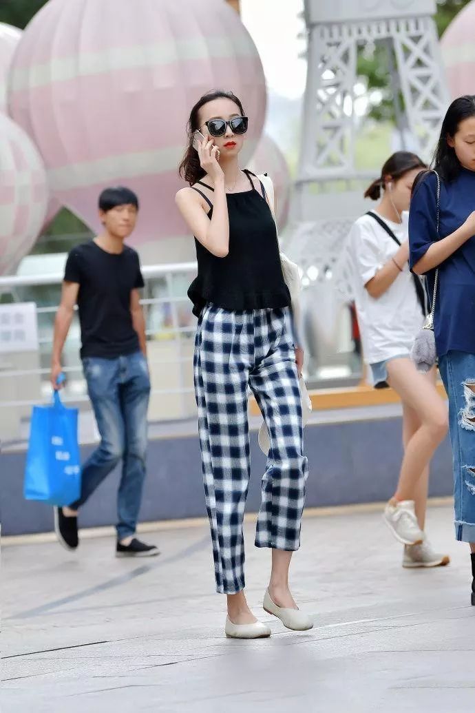 街拍:美女身穿百褶裙搭配白色T恤,率性简约穿出时髦女神范儿