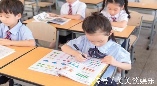 母亲|宝宝奖状拿到手软,母亲却笑不出来,网友:这能笑得出来?