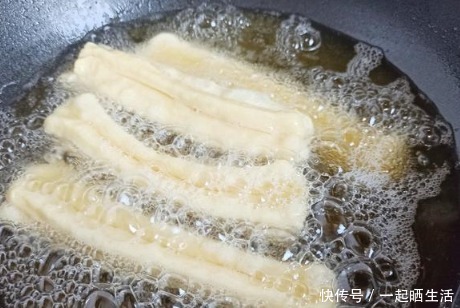 小苏打|炸油条时,别只会放小苏打,教你1招技巧,油条个个蓬松还酥脆