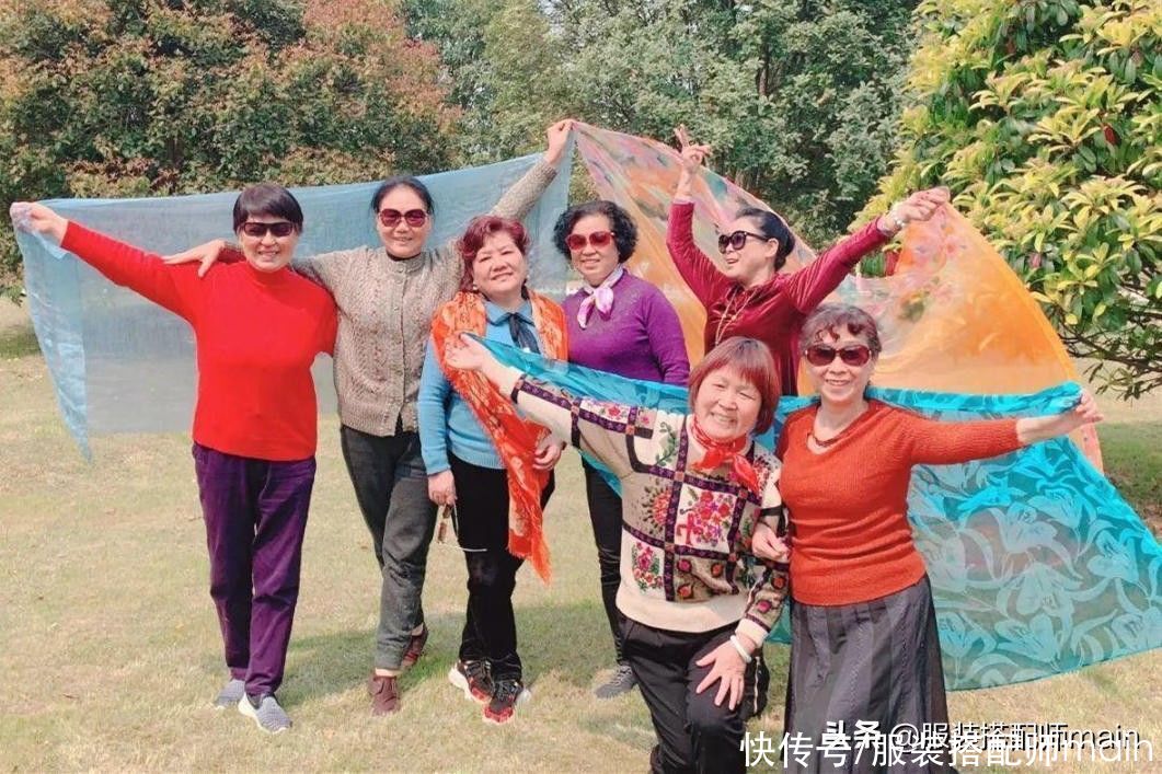 翻倍|丝巾别只会系脖子！掌握这4个技巧，普通人也能气质翻倍