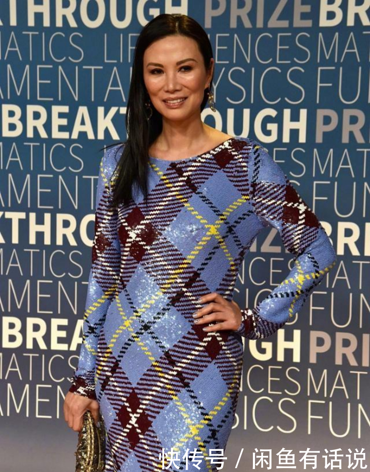 tips|邓文迪罕见换发型,烫微卷发好显年轻,配“露背礼服”哪像52岁