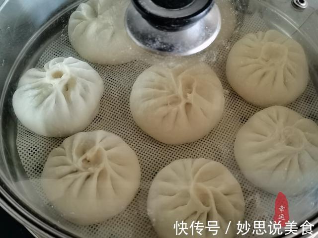 试试我这个馅料的包子,冬瓜粒粒分明,肉香味美让你食欲大开