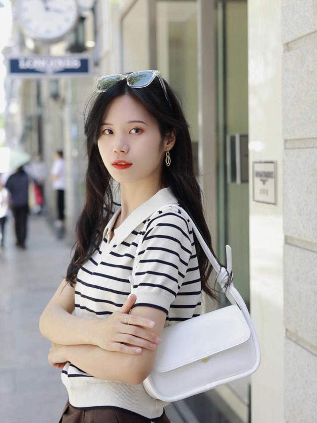 韩系|今年流行穿“针织衫”,搭配半身裙简约洋气,极简穿搭照样高级