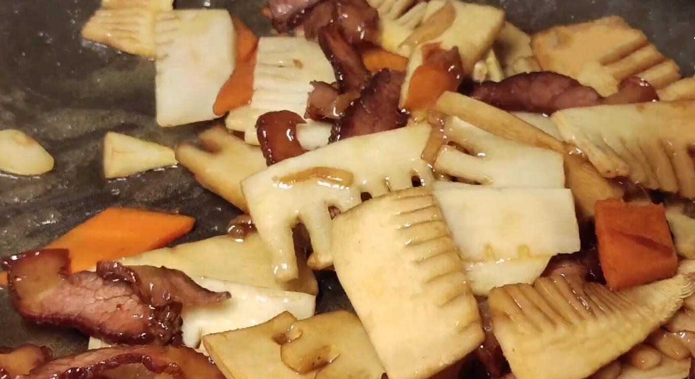 竹笋搭配腊肉这样炒着吃,笋清甜肉咸香,天天吃都不腻