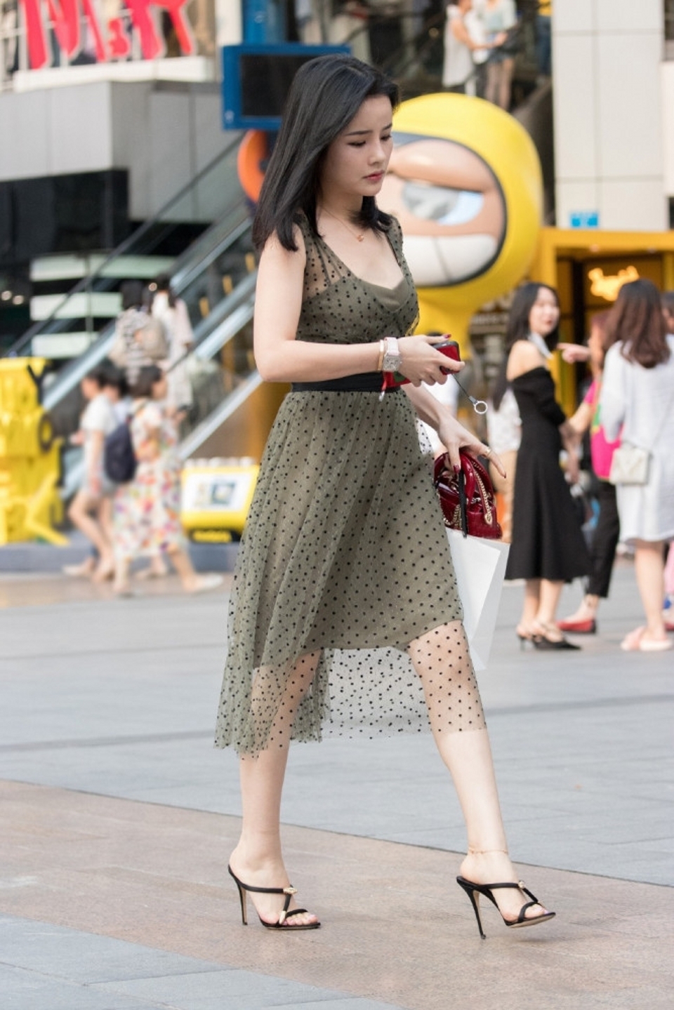 路人街拍,美女上身选择了白色上衣,十分有魅力