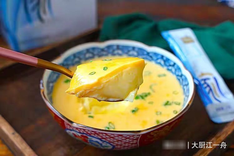 蒸鸡蛋羹，别在鸡蛋里直接加水，多做这3步，爽滑嫩口不起蜂窝