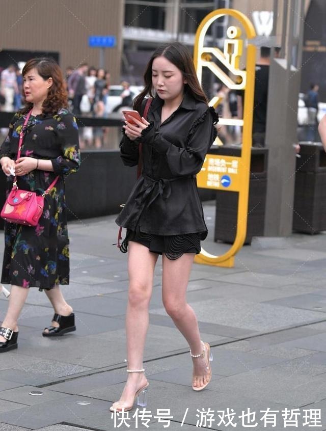 衬衫|黑色衬衫略显单调，加上花边元素，瞬间提升温柔感