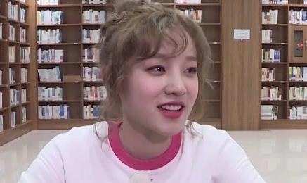 跑男鄭愷拔腿毛時，baby為啥會害怕看清她的腿，黑粉笑出了聲