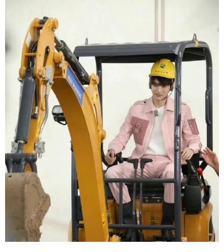 跑男全员开挖掘机路透出炉！Baby呆萌，白鹿专业，林一氛围感绝了