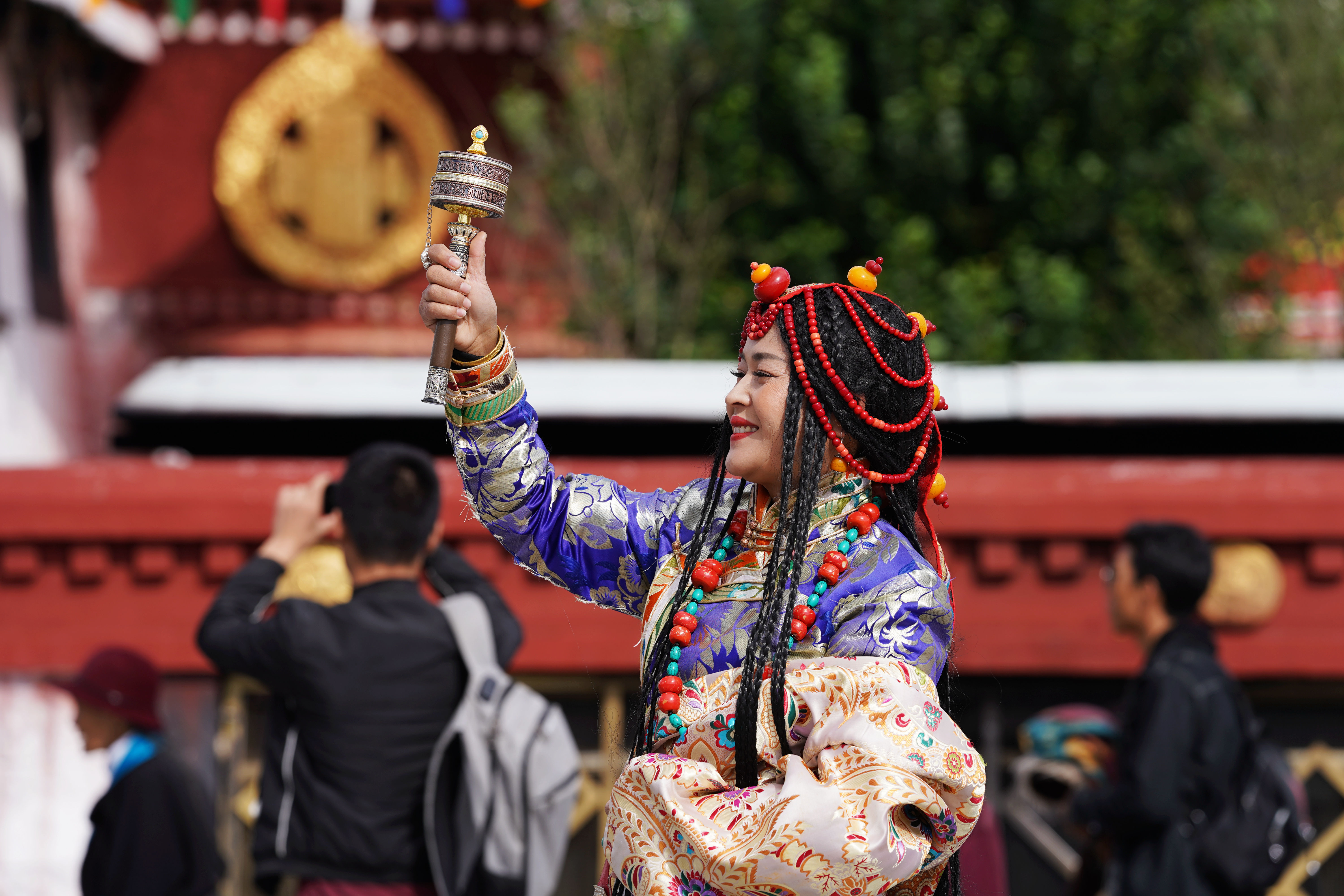 大昭寺|【80天单人单车环藏之旅】观览佛教圣地大昭寺，八廓街猎摄盛装美女